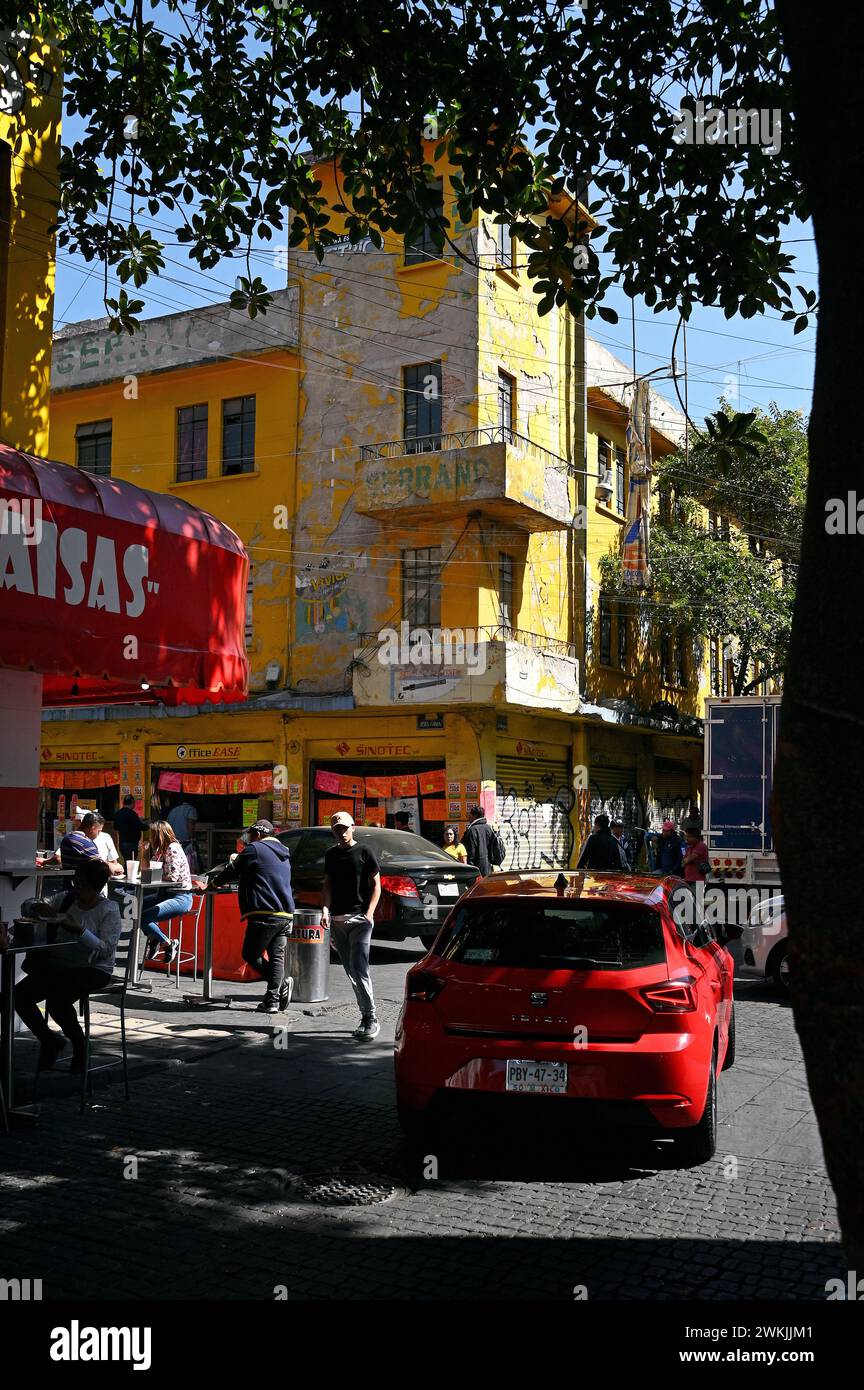 Straße und Gebäude im historischen Zentrum von Mexiko-Stadt Stockfoto