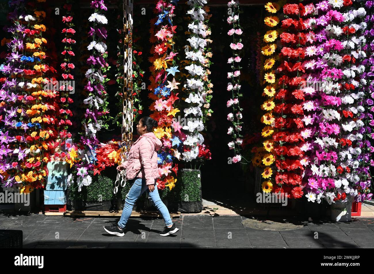 Passanten vor einem künstlichen Blumenladen im historischen Zentrum von Mexiko-Stadt Stockfoto