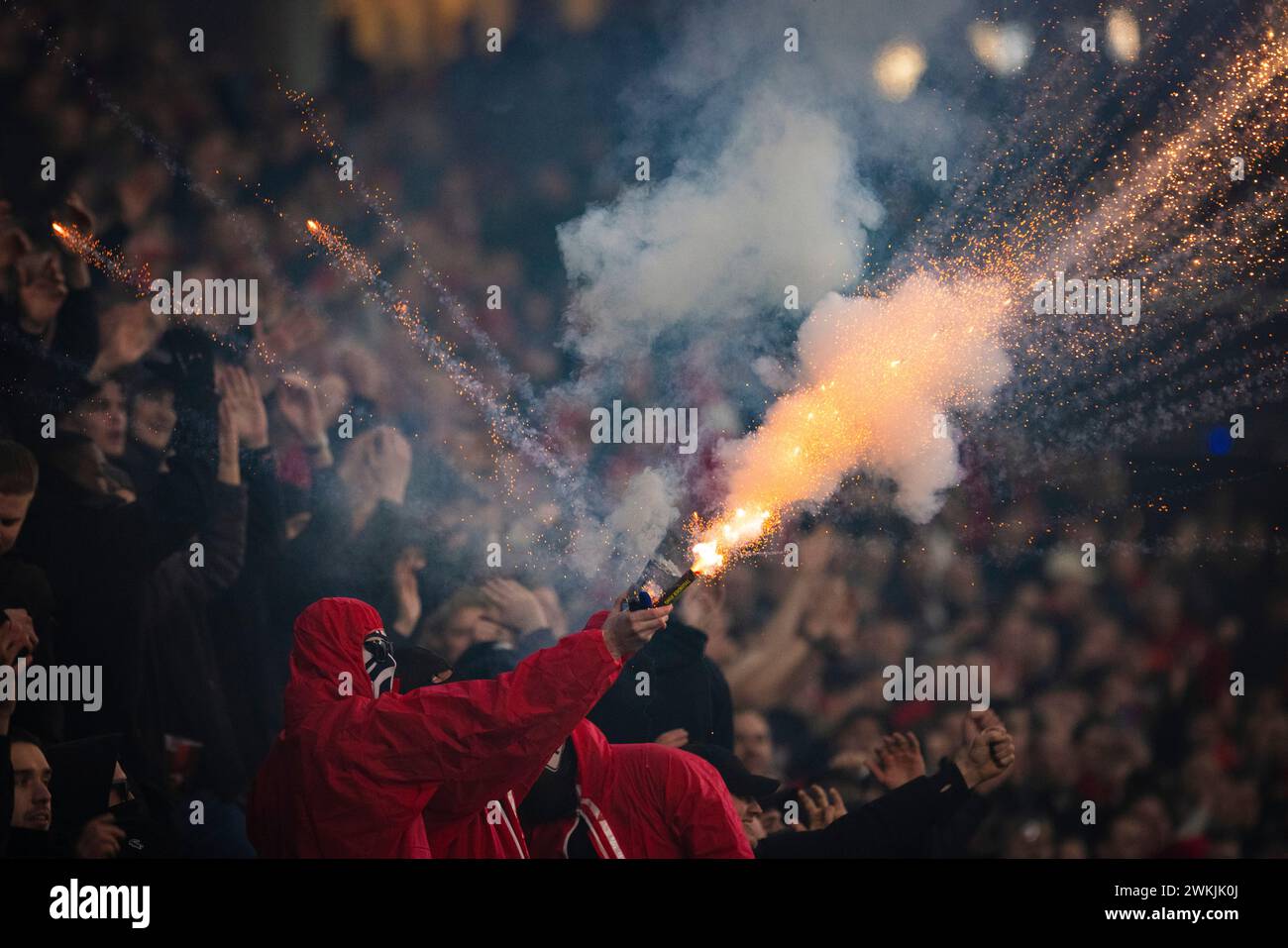 Eindhoven, Niederlande. Februar 2024. Fans von Eindhoven schießen Feuerwerkskörper in die Luft PSV Eindhoven - Borussia Dortmund 20.02.2024 Copyr Stockfoto