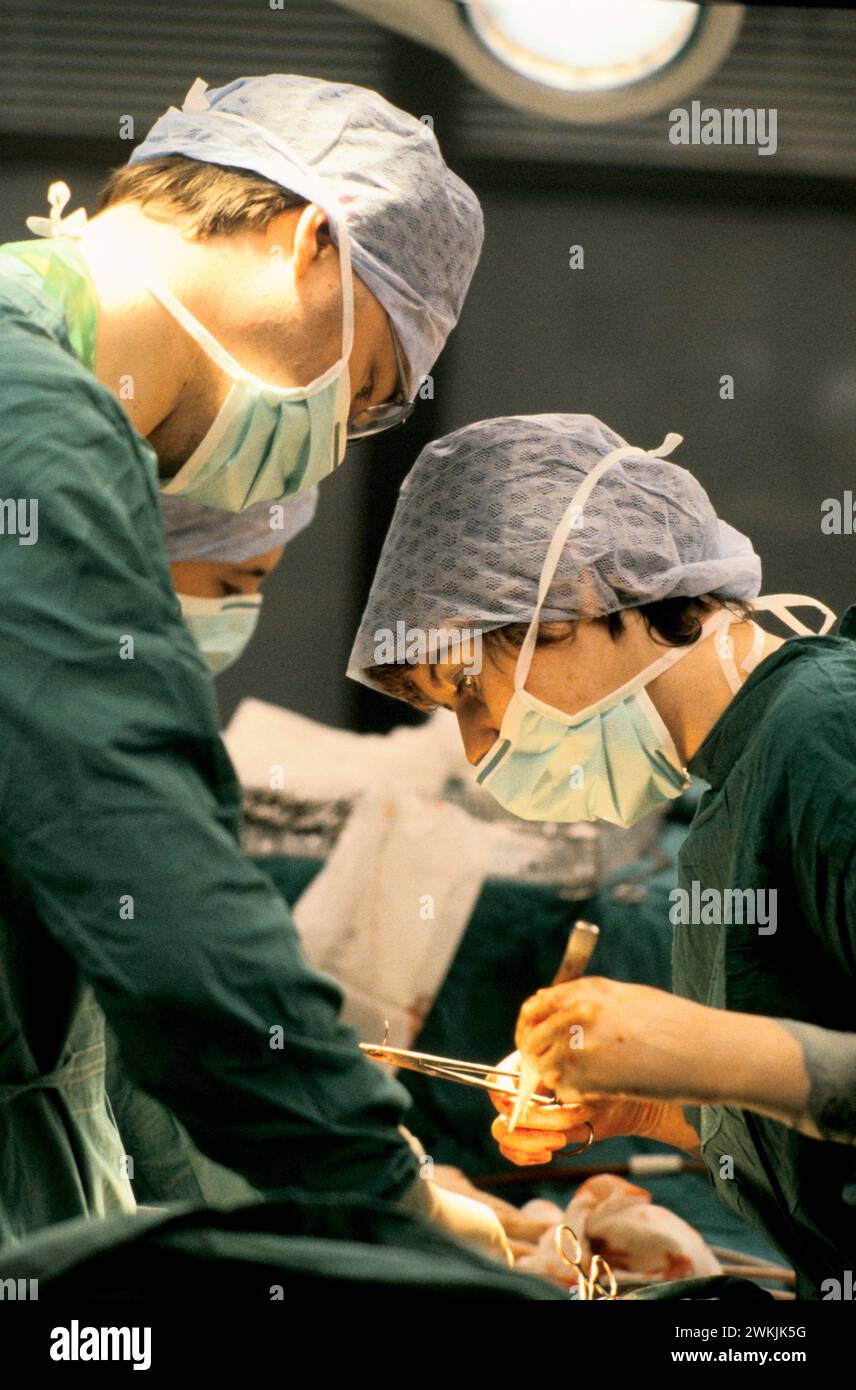 C Abschnitt NHS 1980s. Dr. Maura Stafford, Dr. Richard Leech führen eine Kaiserschnitt-Geburt im Royal United Hospital Bath durch. Bath, Somerset, England, ca. 1988 Vereinigtes Königreich HOMER SYKES Stockfoto