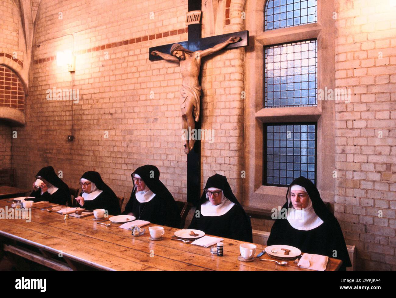 Nonnen in St Mary at the Cross Edgware Abbey, einer anglikanischen Benediktinergemeinschaft. Schwestern in Refectory ( dem klösterlichen Speisesaal ) beobachten Stille. Edgware, Middlesex, England um 1989. HOMER SYKES AUS DEN 1980ER JAHREN Stockfoto