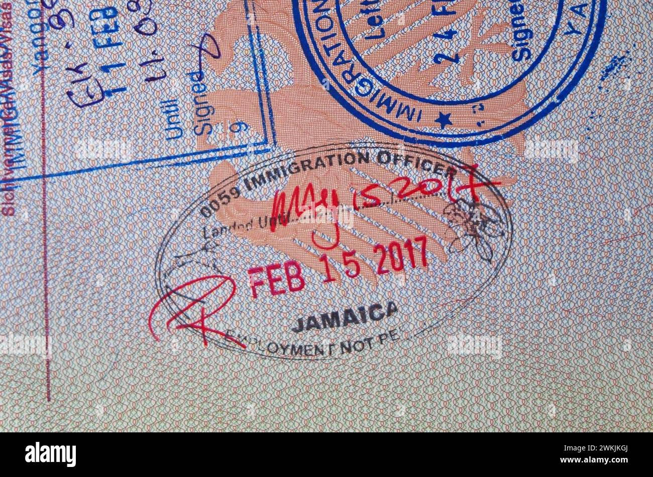 Reisepass, Stempel - Einwanderungsbeamter Jamaika. Ein Grenzkontrollstempel bzw Passstempel ist gewöhnlich ein Stempelabdruck aus Tinte, der auf einer Seite eines Reisepasses angebracht wird, um die ein- oder Ausreise des Inhabers des Reisedokuments aus dem Hoheitsgebiet eines Staates nachzuweisen. Normalerweise gibt der Stempel das Datum und den Ort an, an dem er angebracht wurde, z. B. einen Flughafen, einen Hafen oder einen Strassengrenzübergang - englisch: Port of Entry *** Pass, Stempel Immigration Officer Jamaica Ein Grenzkontrollstempel, oder Passstempel, ist in der Regel eine Tinte i Stockfoto