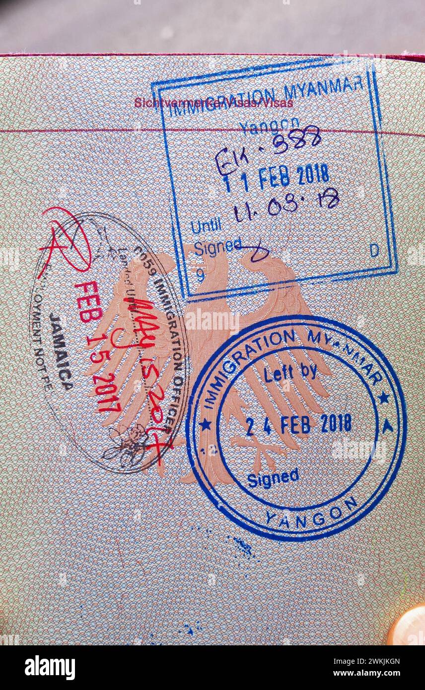 Reisepass, Stempel - Immigration Myanmar. Ein Grenzkontrollstempel bzw Passstempel ist gewöhnlich ein Stempelabdruck aus Tinte, der auf einer Seite eines Reisepasses angebracht wird, um die ein- oder Ausreise des Inhabers des Reisedokuments aus dem Hoheitsgebiet eines Staates nachzuweisen. Normalerweise gibt der Stempel das Datum und den Ort an, an dem er angebracht wurde, z. B. einen Flughafen, einen Hafen oder einen Strassengrenzübergang - englisch: Port of Entry *** Pass, Stempel Immigration Myanmar Ein Grenzkontrollstempel, oder Passstempel, ist in der Regel ein Tintenabdruck auf o Stockfoto
