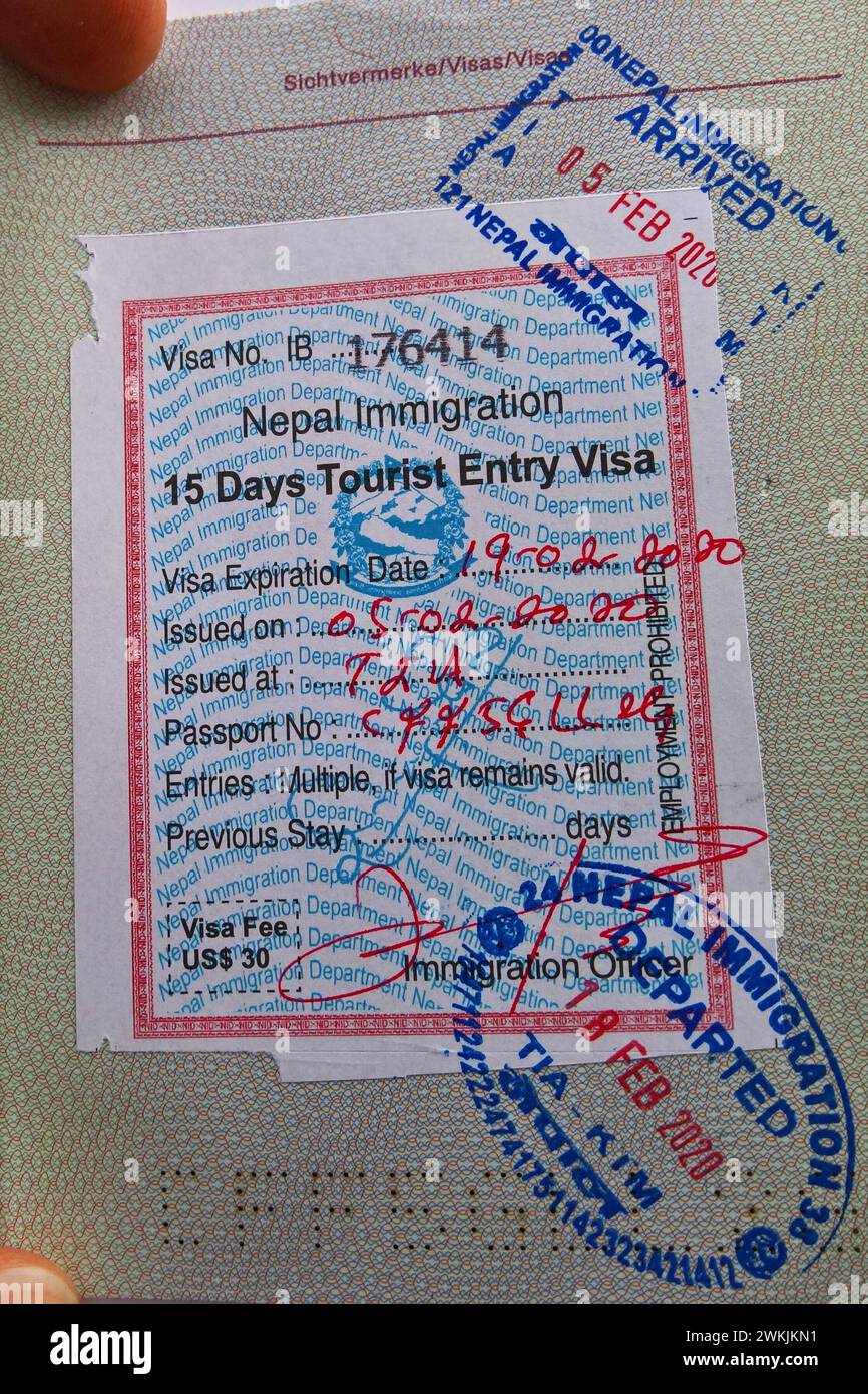 Reisepass, Stempel - Einwanderungsbehörde Nepal. Ein Grenzkontrollstempel bzw Passstempel ist gewöhnlich ein Stempelabdruck aus Tinte, der auf einer Seite eines Reisepasses angebracht wird, um die ein- oder Ausreise des Inhabers des Reisedokuments aus dem Hoheitsgebiet eines Staates nachzuweisen. Normalerweise gibt der Stempel das Datum und den Ort an, an dem er angebracht wurde, z. B. einen Flughafen, einen Hafen oder einen Strassengrenzübergang - englisch: Port of Entry *** Pass, Stempel Immigration Nepal Ein Grenzkontrollstempel oder Passstempel ist in der Regel ein Tintenabdruck auf einer pag Stockfoto