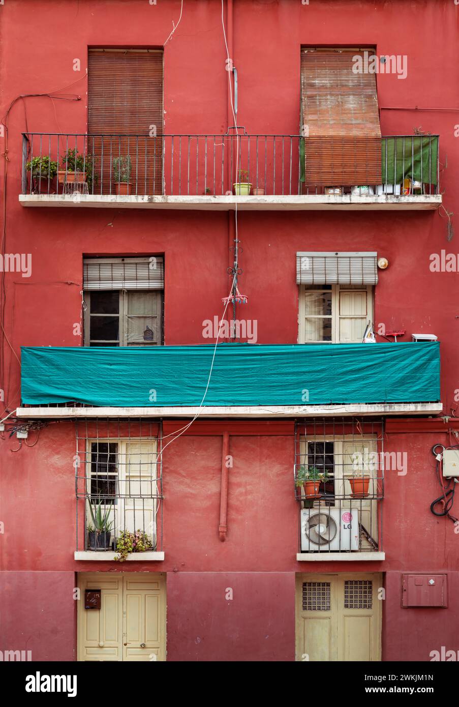 Eines der vielen Apartments, die die Seite des Rio Segura säumen, der durch das Zentrum von Orihuela, Alicante, Spanien verläuft Stockfoto