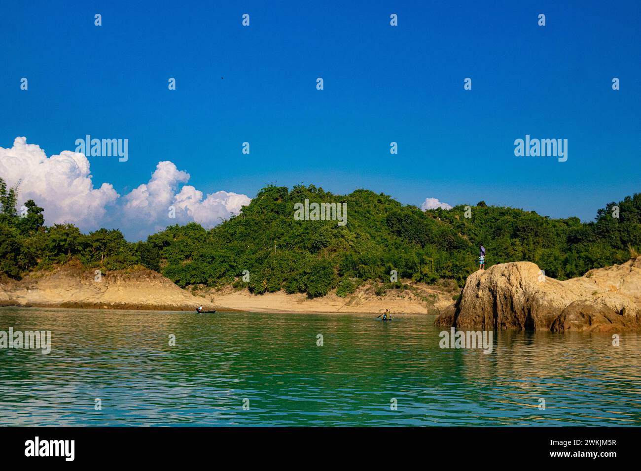 Ruhe am Ufer: Erkunden Sie das ruhige Wasser und das üppige Grün Stockfoto