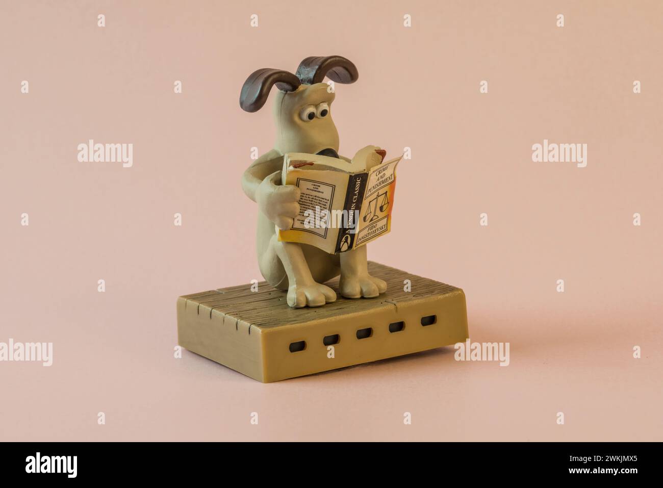 Aardman Animations-Figur Grommit the Dog liest Kriminalitäts- und Strafbuch aus dem Jahr 1989 Stockfoto
