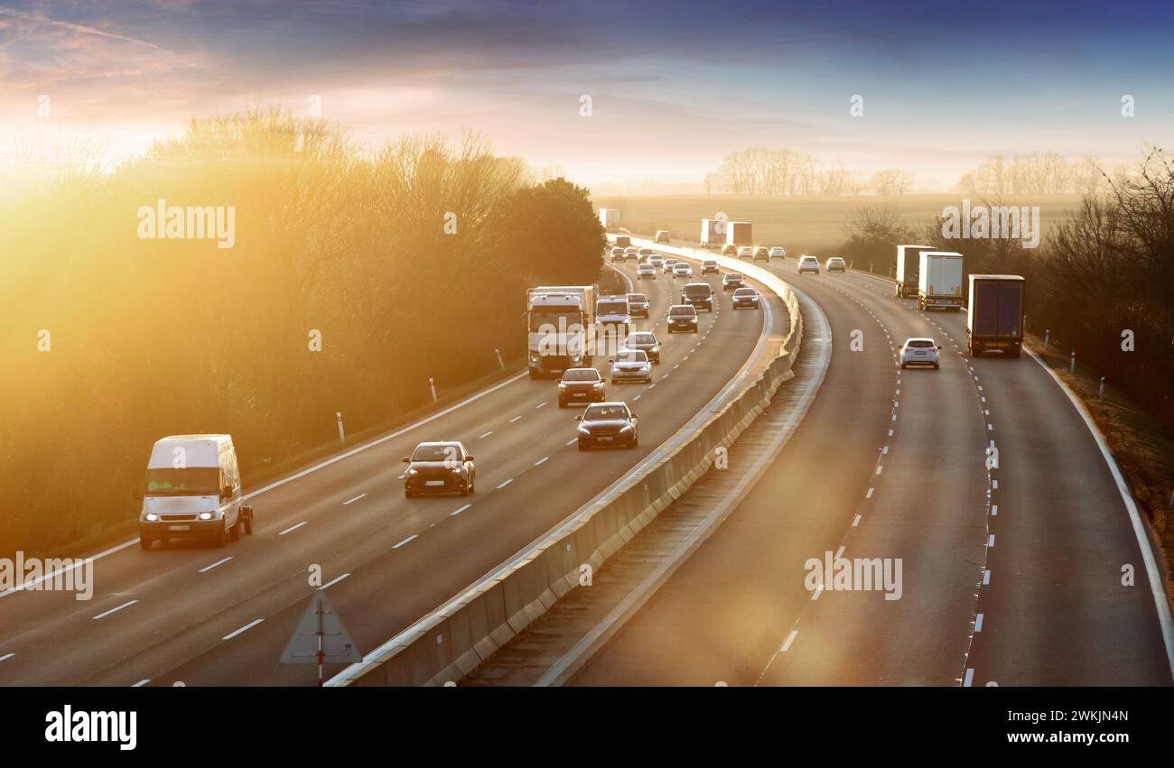 Verkehr in Bewegung bei Sonnenuntergang, Transport auf der Autobahn Stockfoto