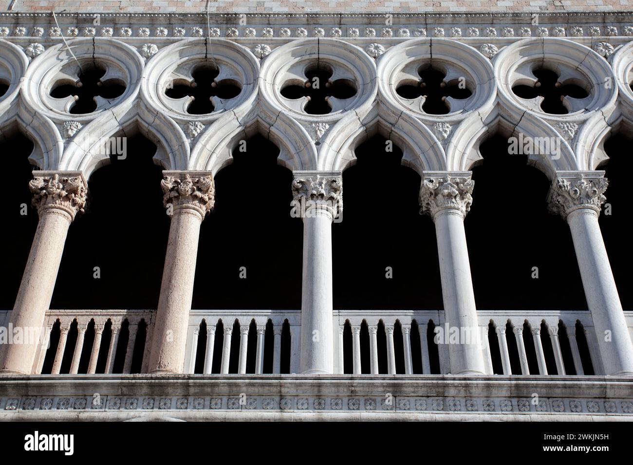 Ein Detail über der Außenfassade des Dogenpalastes (Palazzo Ducale) in venezianischer gotischer Architektur, Piazzetta San Marco, Venedig, Venetien, Italien. Stockfoto