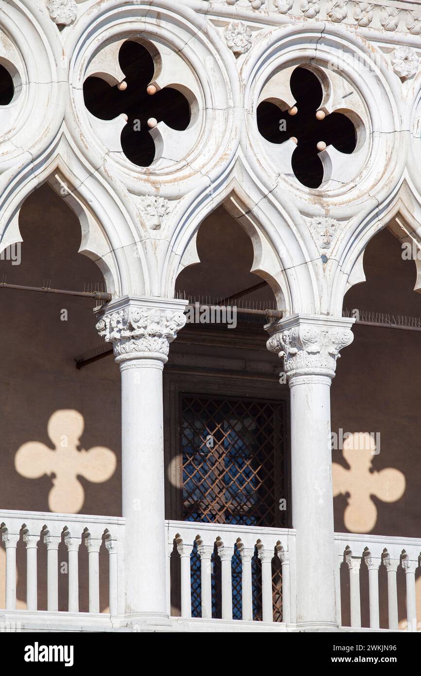 Ein Detail über der Außenfassade des Dogenpalastes (Palazzo Ducale) in venezianischer gotischer Architektur, Piazzetta San Marco, Venedig, Venetien, Italien. Stockfoto