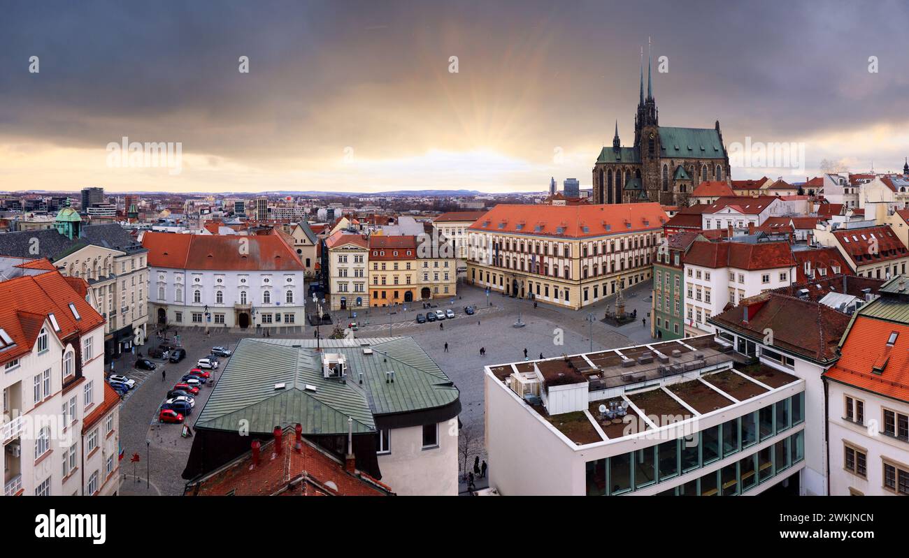 Altstadt mit Weihnachtsmarkt und Kathedrale St. Peter und Paul in Brünn, Tschechische Republik, vom Rathausturm aus gesehen bei Sonnenuntergang Stockfoto
