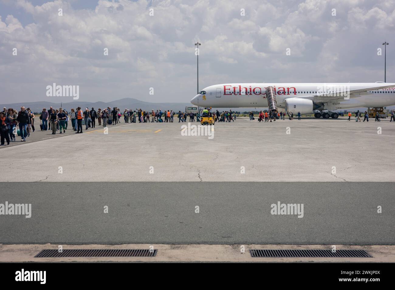 Tansanie. Februar 2024. © Mathieu Herduin/MAXPPP - 14/02/2024 UN avion de la compagnie Ethiopian Airlines sur le tarmac de l'aéroport Flughafen Kilimanjaro le 12 février 2024. - Safari Tansanie - februar 2024. safari in Tansania Credit: MAXPPP/Alamy Live News Stockfoto