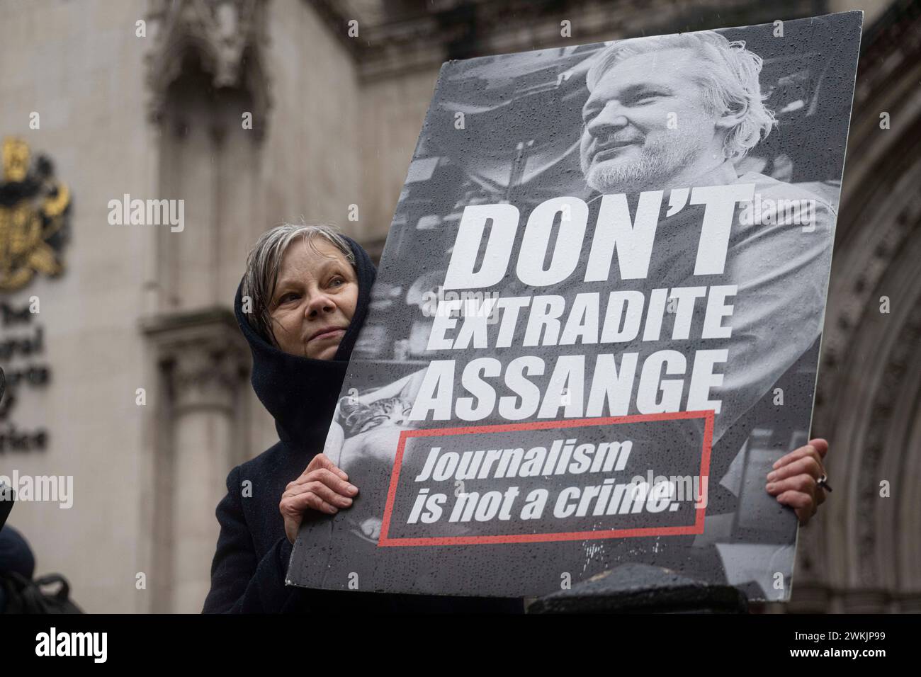 London, Großbritannien. Februar 2024. Die Anhänger des Wikileaks-Gründers Julian Assange versammeln sich vor den königlichen Gerichten. Stockfoto