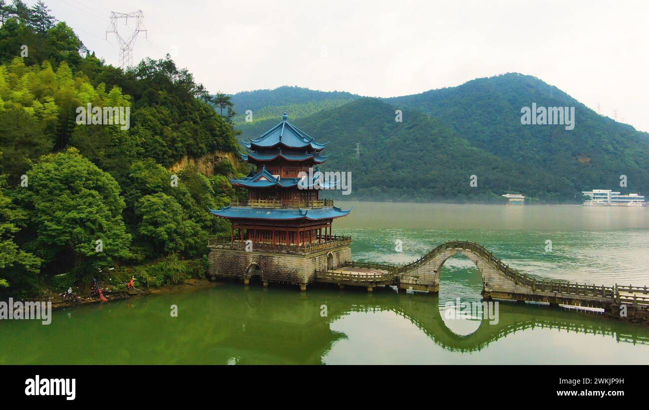 Brücke und Pagode in der malerischen Gegend von Yanziling Diaotai. Zhejiang, China Stockfoto