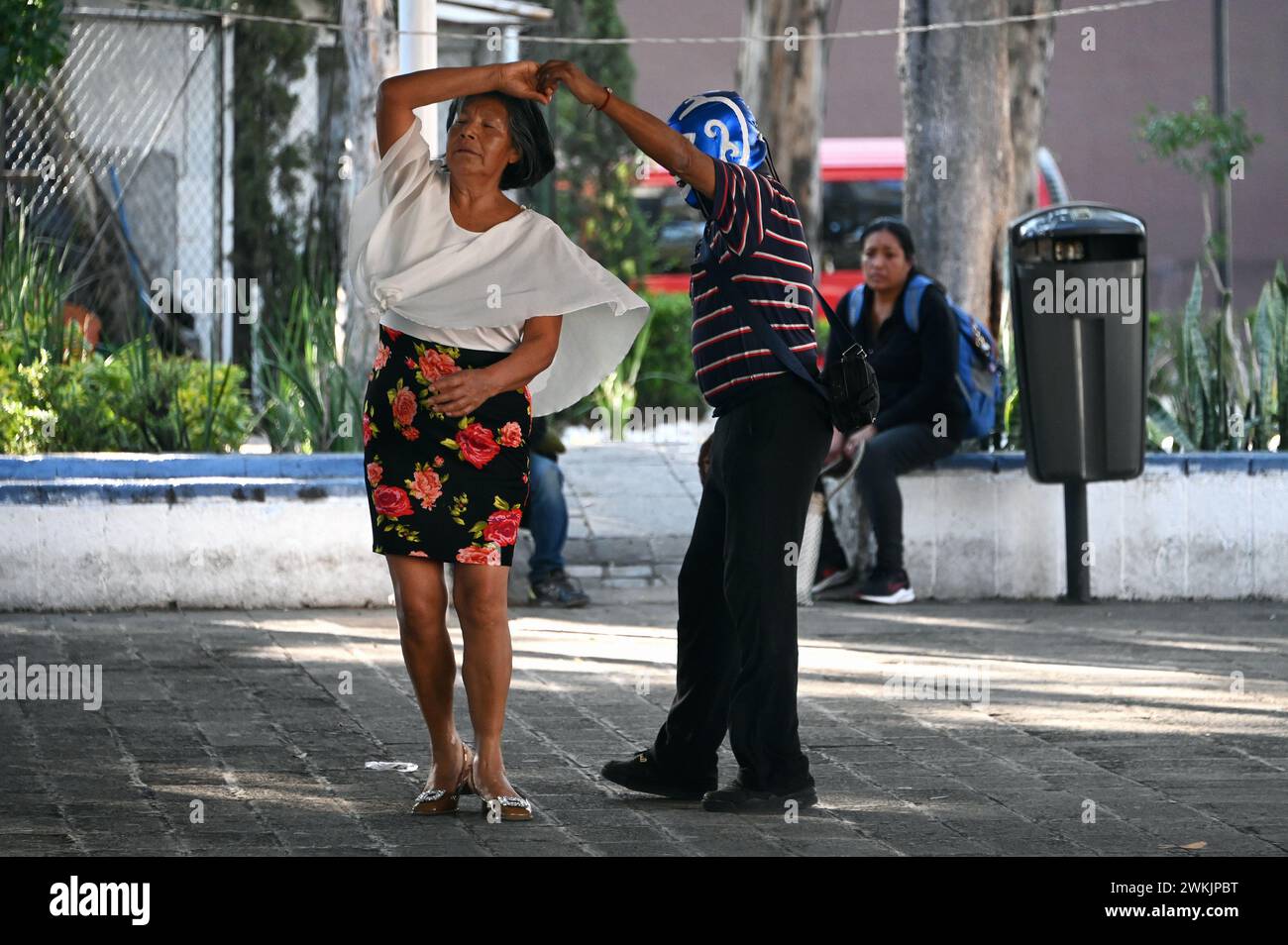 Tänzerin mit Wrestling-Maske und Partner tanzen auf einem öffentlichen Platz in Colonia Centro, Mexiko-Stadt Stockfoto