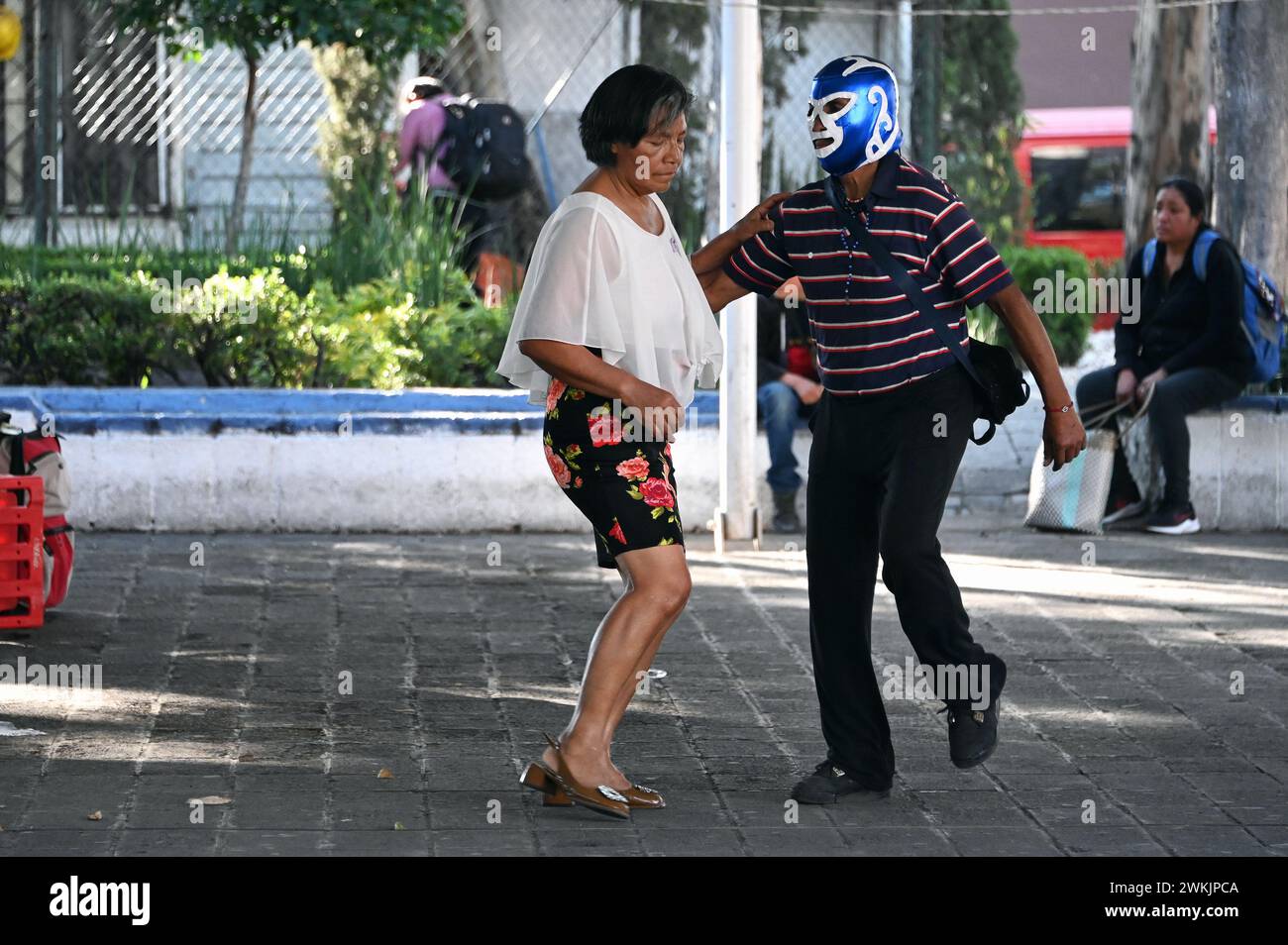 Tänzerin mit Wrestling-Maske und Partner tanzen auf einem öffentlichen Platz in Colonia Centro, Mexiko-Stadt Stockfoto