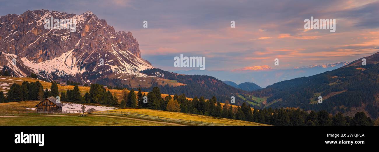 Ein breites 3:1 Panoramafoto vom Frühling und den letzten Schneeresten am Peitlerkofel (italienisch: Sass de Putia), einem Berg in den Dolomiten in so Stockfoto