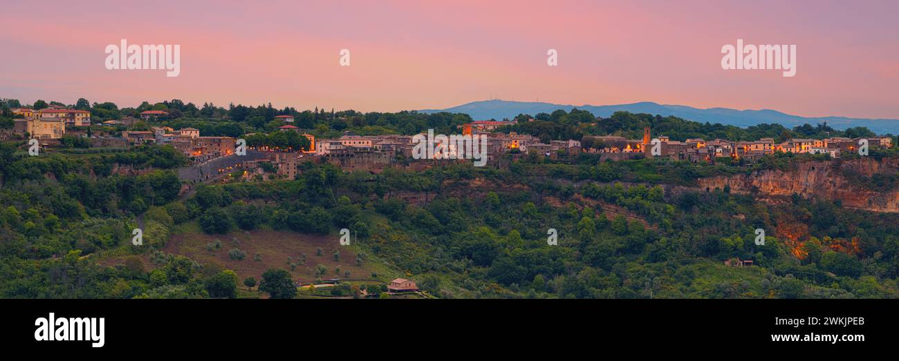 Ein breites 3:1 Panoramafoto von einem Abend in Lubriano, einem ruhigen kleinen Dorf im Norden von Latium, an dem die meisten Leute vorbeifahren. Es ist jedoch def Stockfoto