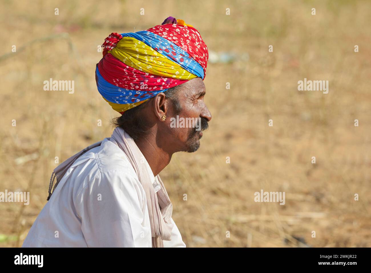 Ein Indianer mit einem bunten Turban auf der Pushkar Kamel Fair, Rajasthan, Indien. Stockfoto