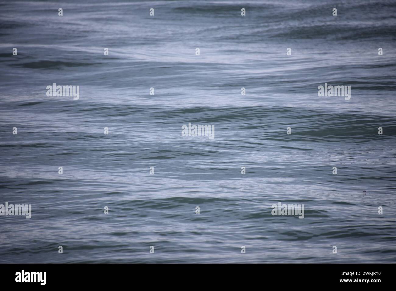 Die Wellen schwellen sanft im Ozean an Stockfoto