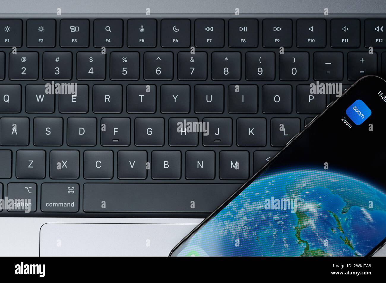 New York, USA – 20. Februar 2024: Zoom-App für iphone Smartphone-Bildschirm mit Tastaturhintergrund Stockfoto