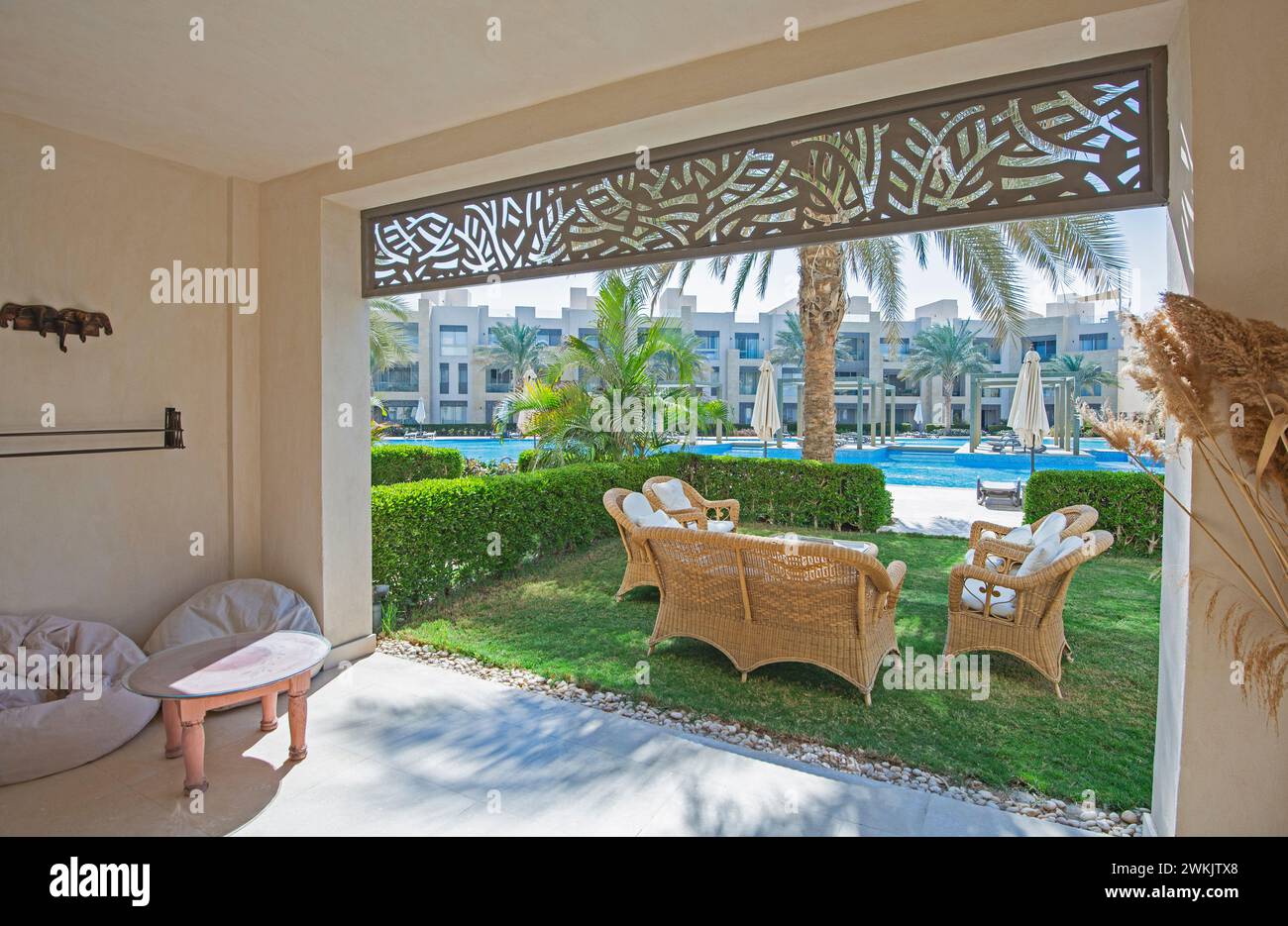 Gartenterrassenmöbel eines luxuriösen Apartments in tropischem Resort mit Möbeln und Poolblick Stockfoto