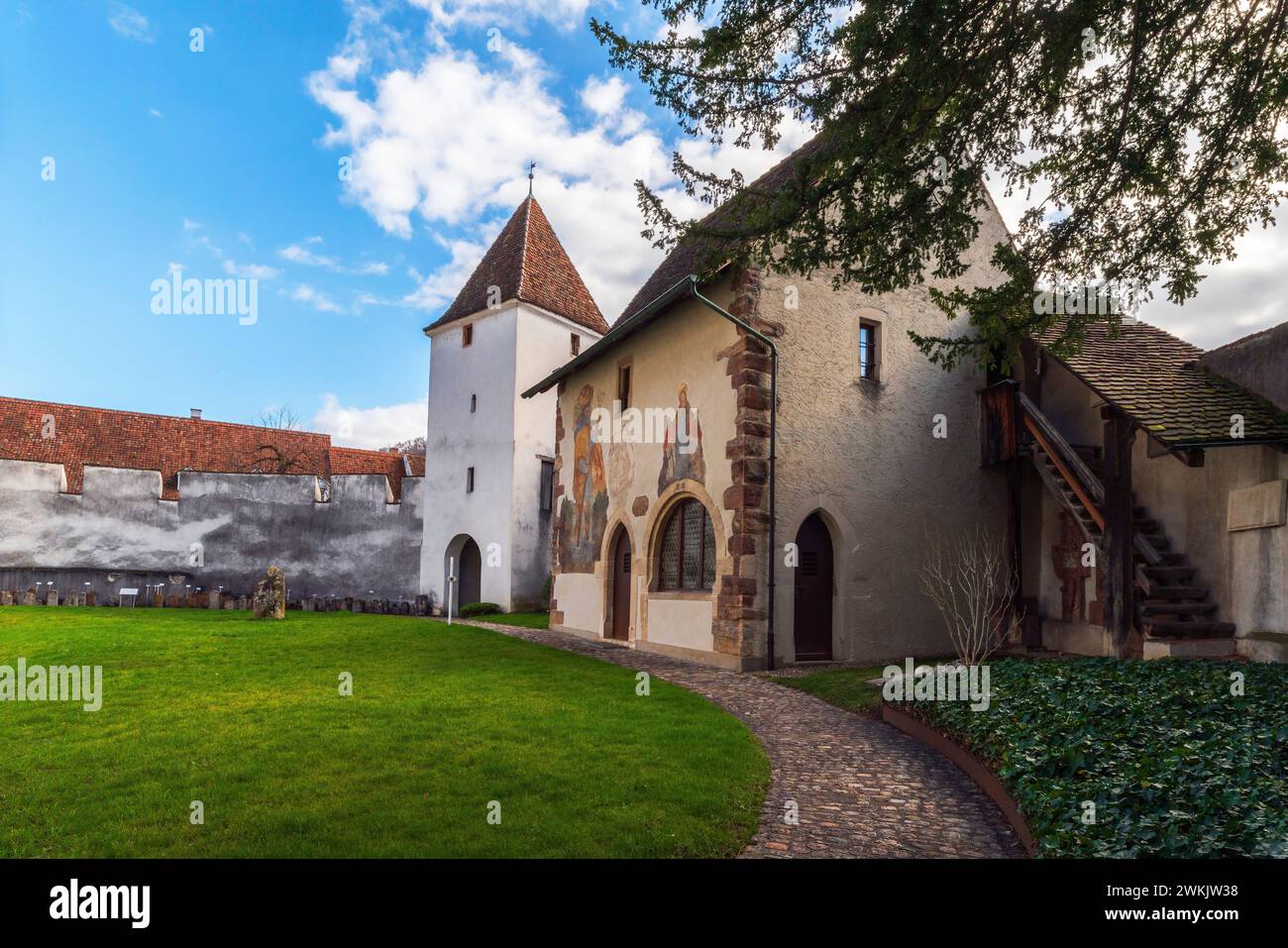 Die Festungskirche St. Arbogast bei der Gemeinde Muttenz. Kanton Basel-Land, Schweiz. Die Kirche ist die einzige in der Schweiz Stockfoto