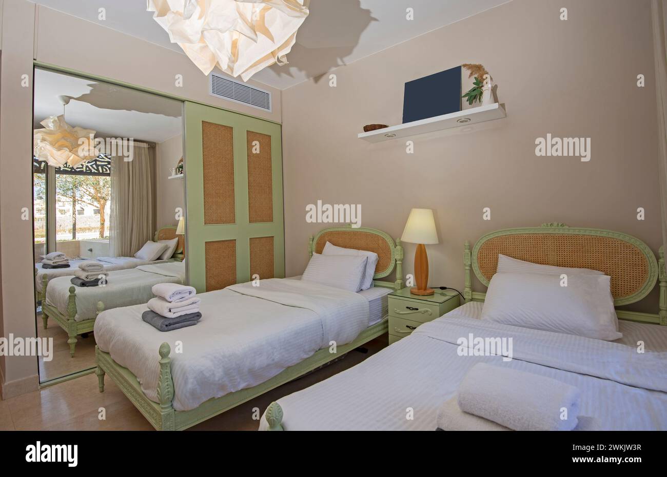 Inneneinrichtung Einrichtung Einrichtung luxuriöses Schauzimmer mit Möbeln und Twin-Betten mit Kleiderschrank Stockfoto