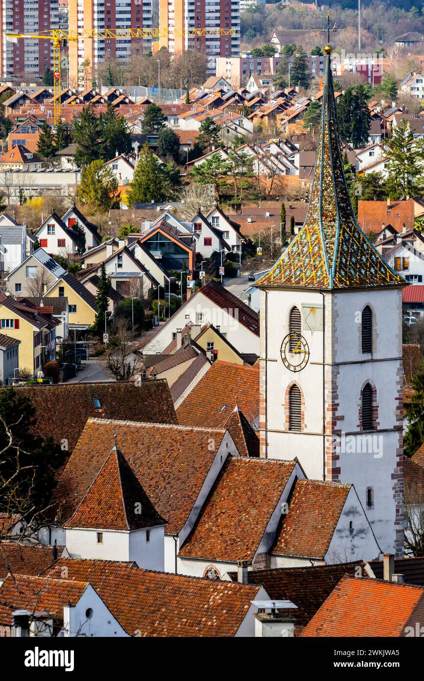 Erhöhter Blick auf die Festungskirche St. Arbogast bei der Gemeinde Muttenz. Kanton Basel-Land, Schweiz. Die Kirche ist die einzige in der Kirche Stockfoto