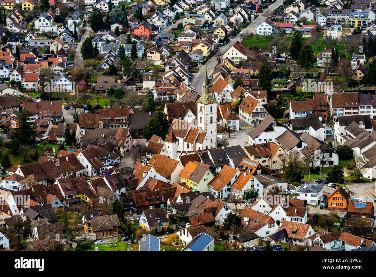 Erhöhter Blick auf die Festungskirche St. Arbogast bei der Gemeinde Muttenz. Kanton Basel-Land, Schweiz. Die Kirche ist die einzige in der Kirche Stockfoto