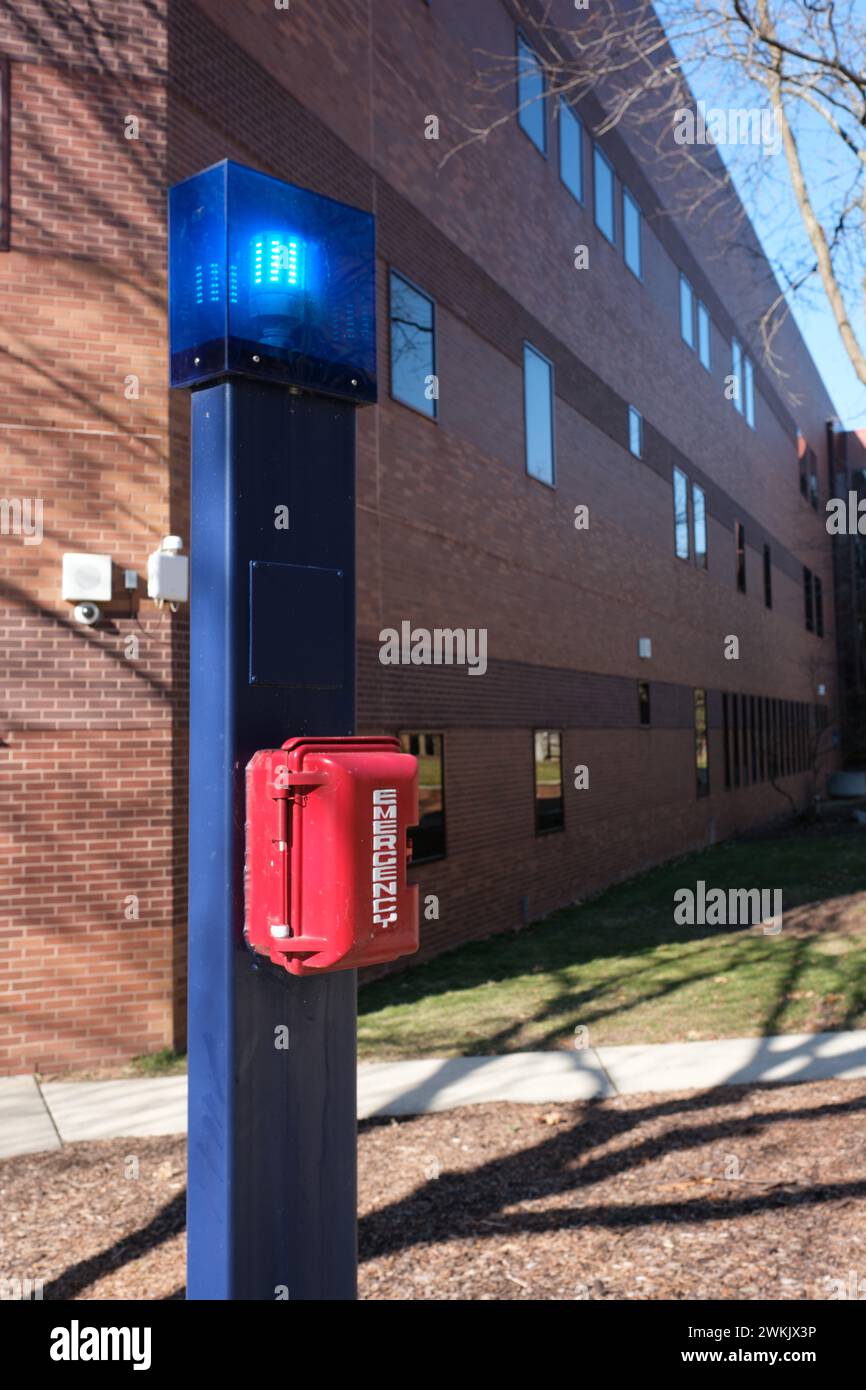 Notrufbox auf dem Campus der University of Michigan Flint, in Flint Michigan USA Stockfoto