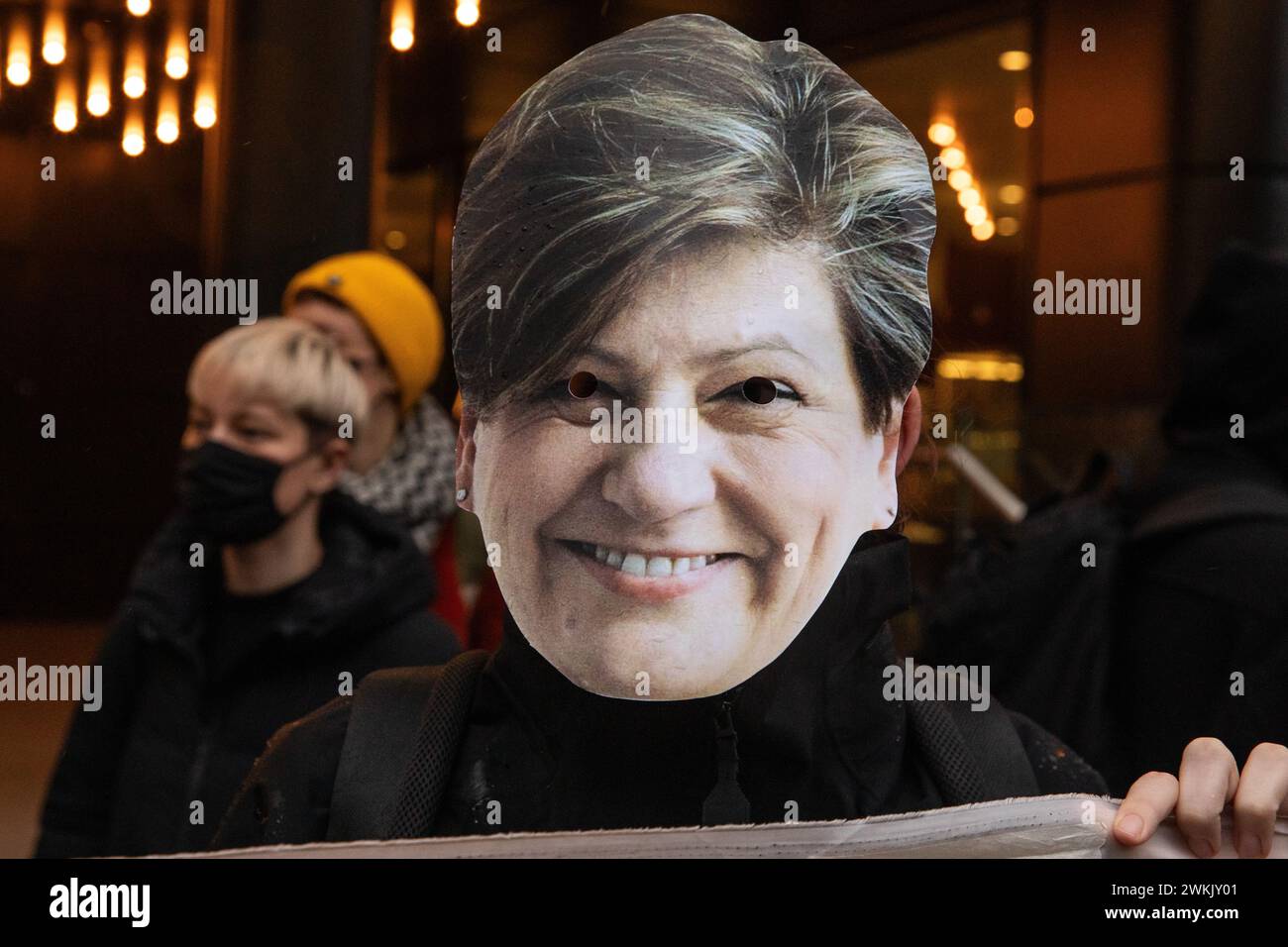 London, Großbritannien. Februar 2024. Eine pro-palästinensische Aktivistin, die eine Maske trägt, die ein Bild von Emily Thornberry zeigt, der Schattenstaatsanwaltschaft, Proteste mit London für ein freies Palästina außerhalb des ehemaligen Hauptsitzes der Labour Party, um zu fordern, dass die Labour-Abgeordneten heute Abend im Parlament für den SNP-Antrag stimmen, der einen sofortigen und dauerhaften Waffenstillstand in Gaza fordert. Quelle: Mark Kerrison/Alamy Live News Stockfoto