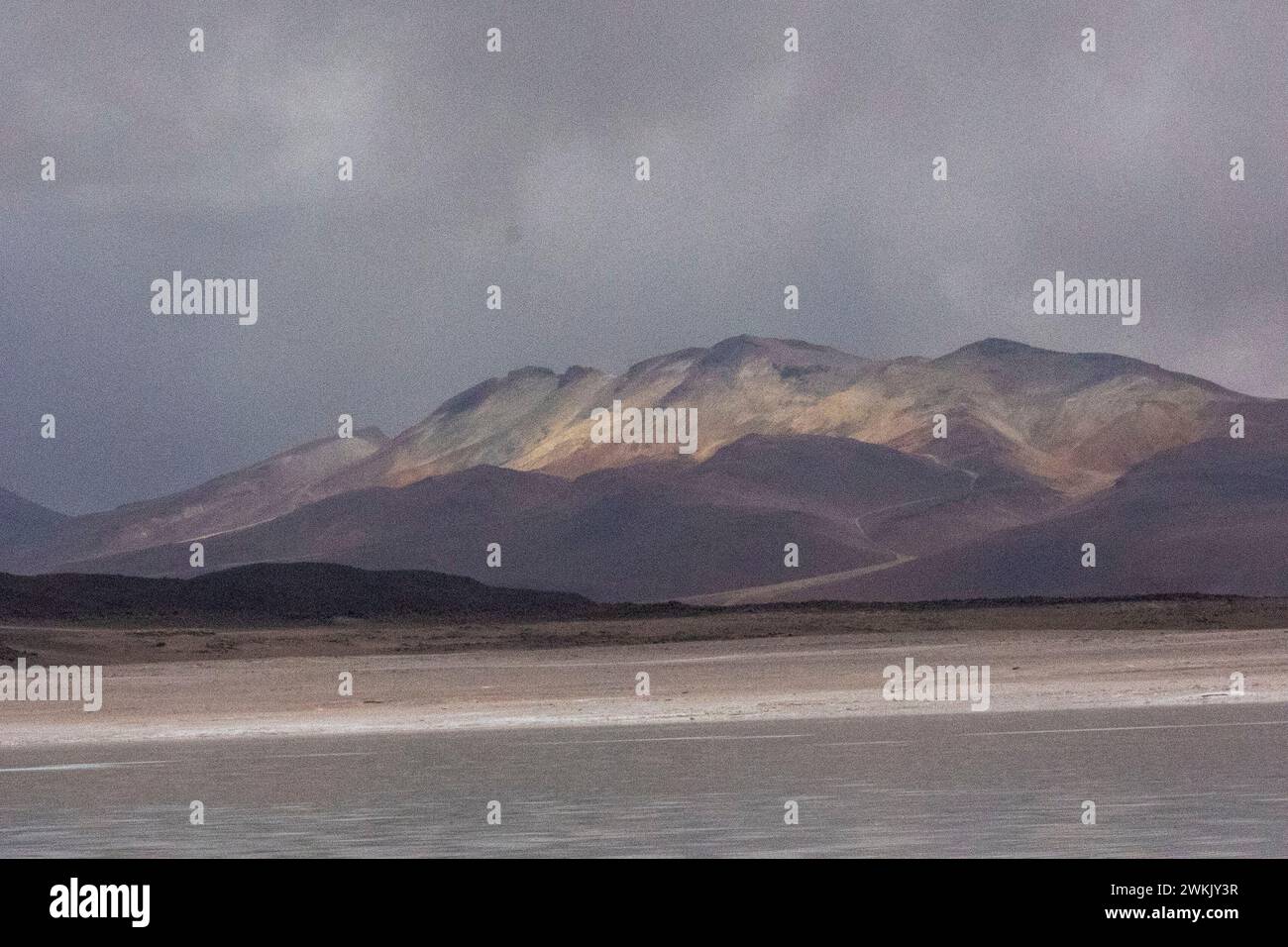 Spektakuläre Landschaften von Uyuni in Bolivien, Südamerika mit Wüstenwegen, Bergen und dramatischen Wolken Stockfoto
