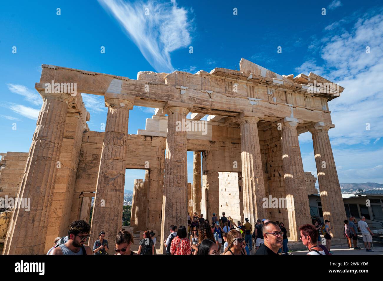 Zusammenkunft von Stadtforschern außerhalb der majestätischen Architektur Stockfoto