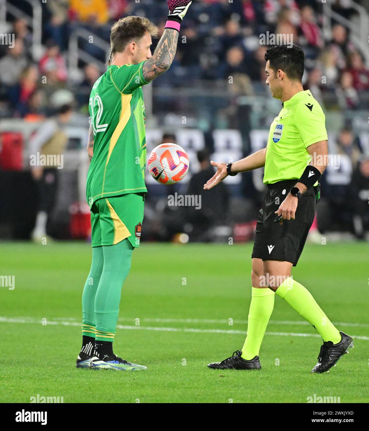 St. Louis, USA. Februar 2024. Schiedsrichter Adonai Escobedo nimmt das Spiel mit einem Fallball gegen Houston Dynamo Torhüter Steve Clark (12) wieder auf. STL City war Gastgeber des Houston Dynamo in einem Spiel der ersten Runde des CONCACAF Champions Cup im CITY Park Stadium in St. Louis, MO am Dienstag, 20. Februar 2024. Foto: Tim Vizer/SIPA USA Credit: SIPA USA/Alamy Live News Stockfoto