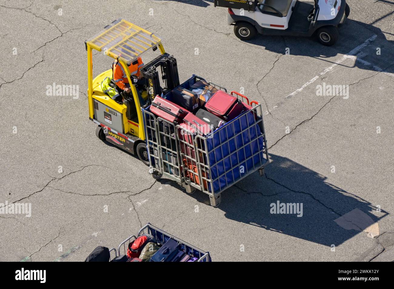 Los Angeles, Kalifornien, USA - 12. Januar 2024: Gabelstapler mit einem Gepäckwagen voller Koffer zum Verladen auf ein Kreuzfahrtschiff Stockfoto