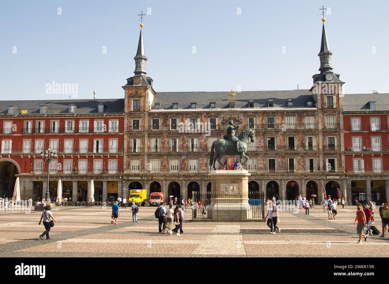 Madrid, Spanien - 27. Juni 2018: Ein Blick auf einen beliebten Plaza Mayor, auch bekannt als Madrid Central Square in Madrid, Spanien Stockfoto