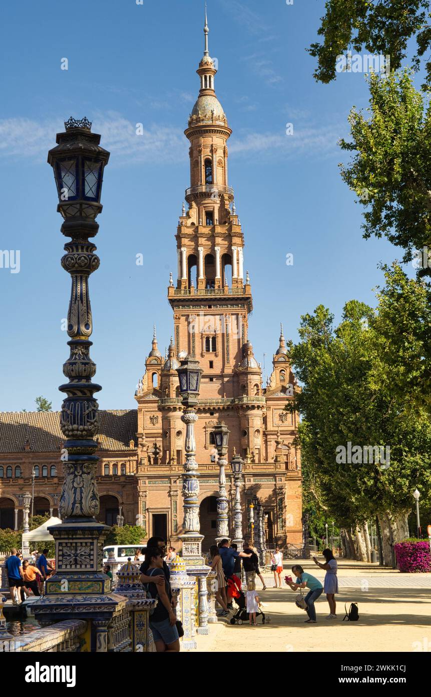 Sevilla, Spanien - 29. Juni 2018: Blick auf die Plaza de Espana, ein beliebtes Touristenziel in Sevilla, Spanien, berühmt für seine maurische Architektur Stockfoto