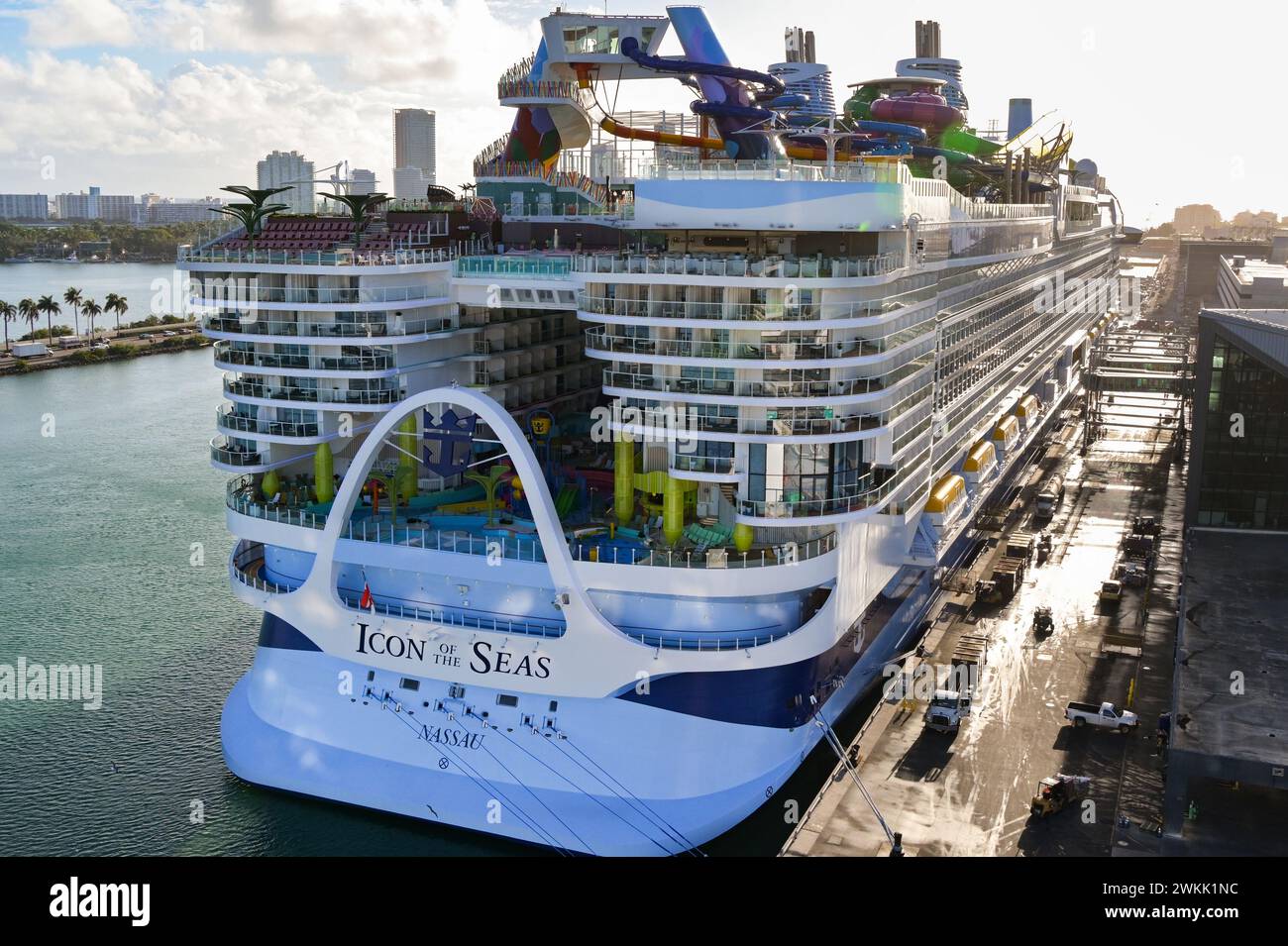 Miami, Florida, USA - 27. Januar 2024: Rückansicht des größten Kreuzfahrtschiffs der Welt, Icon of the Seas, betrieben von Royal Caribbean International Stockfoto