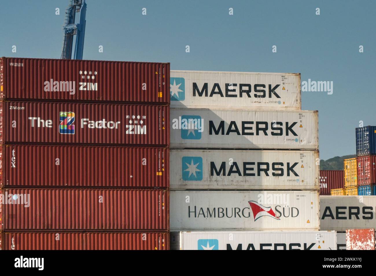 Panama-Stadt, Panama - 22. Januar 2024: Schiffscontainer von Maersk und ZIM stapelten sich im Containerhafen der Stadt Stockfoto