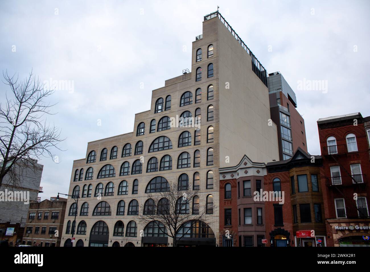 Ein modernes hohes Gebäude mit zahlreichen Fenstern. New York Stockfoto