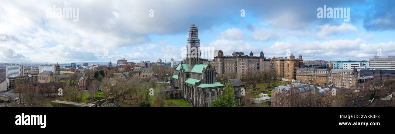 Glasgow Schottland: 12. Februar 2024: Panorama der Skyline von Glasgow mit Blick auf die Kathedrale von Necropolis. Die Kathedrale von Glasgow wird restauriert Stockfoto