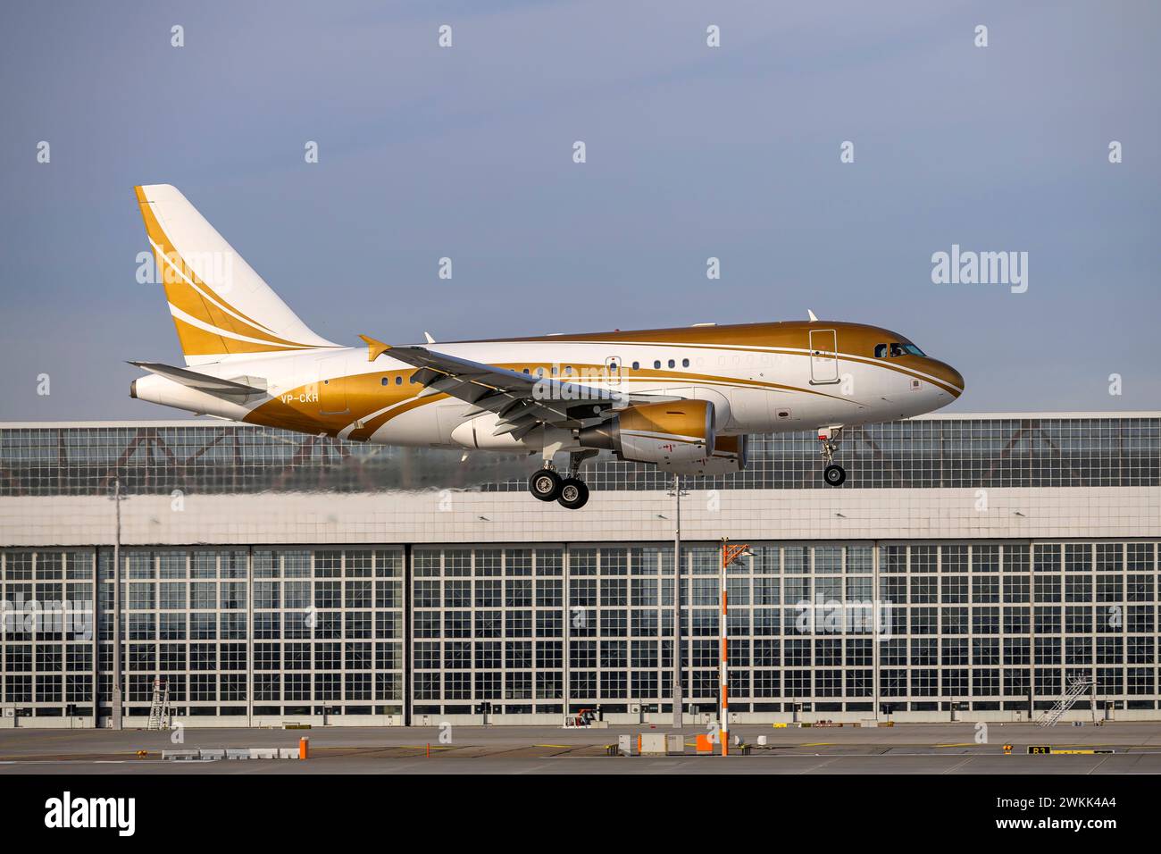 München, Deutschland - 15. Februar. 2024: National Air Services Airbus A318-112 ACJ Elite mit der Flugzeugregistrierung VP-CKH landet als Teil der Mu Stockfoto