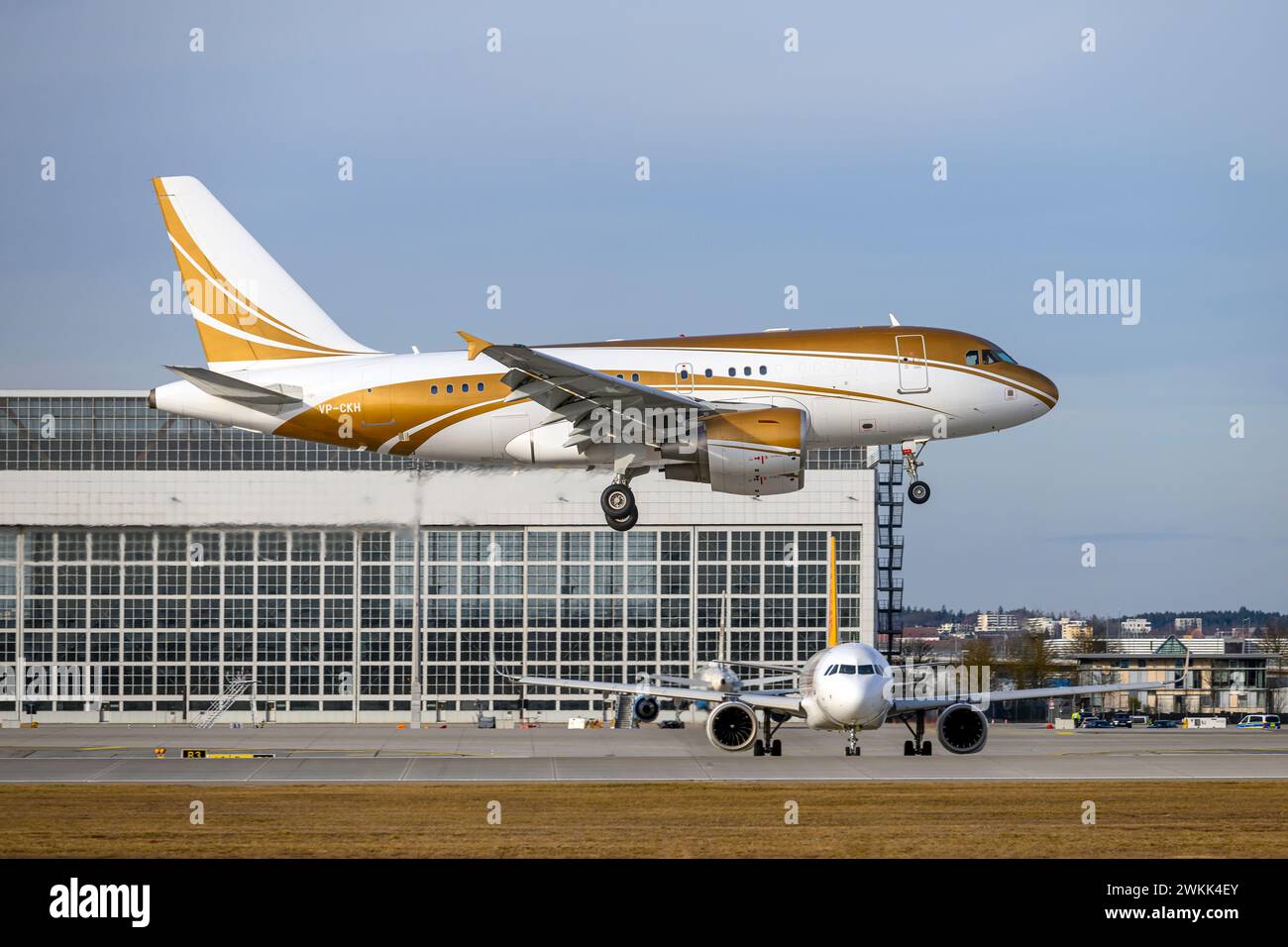 München, Deutschland - 15. Februar. 2024: National Air Services Airbus A318-112 ACJ Elite mit der Flugzeugregistrierung VP-CKH landet als Teil der Mu Stockfoto