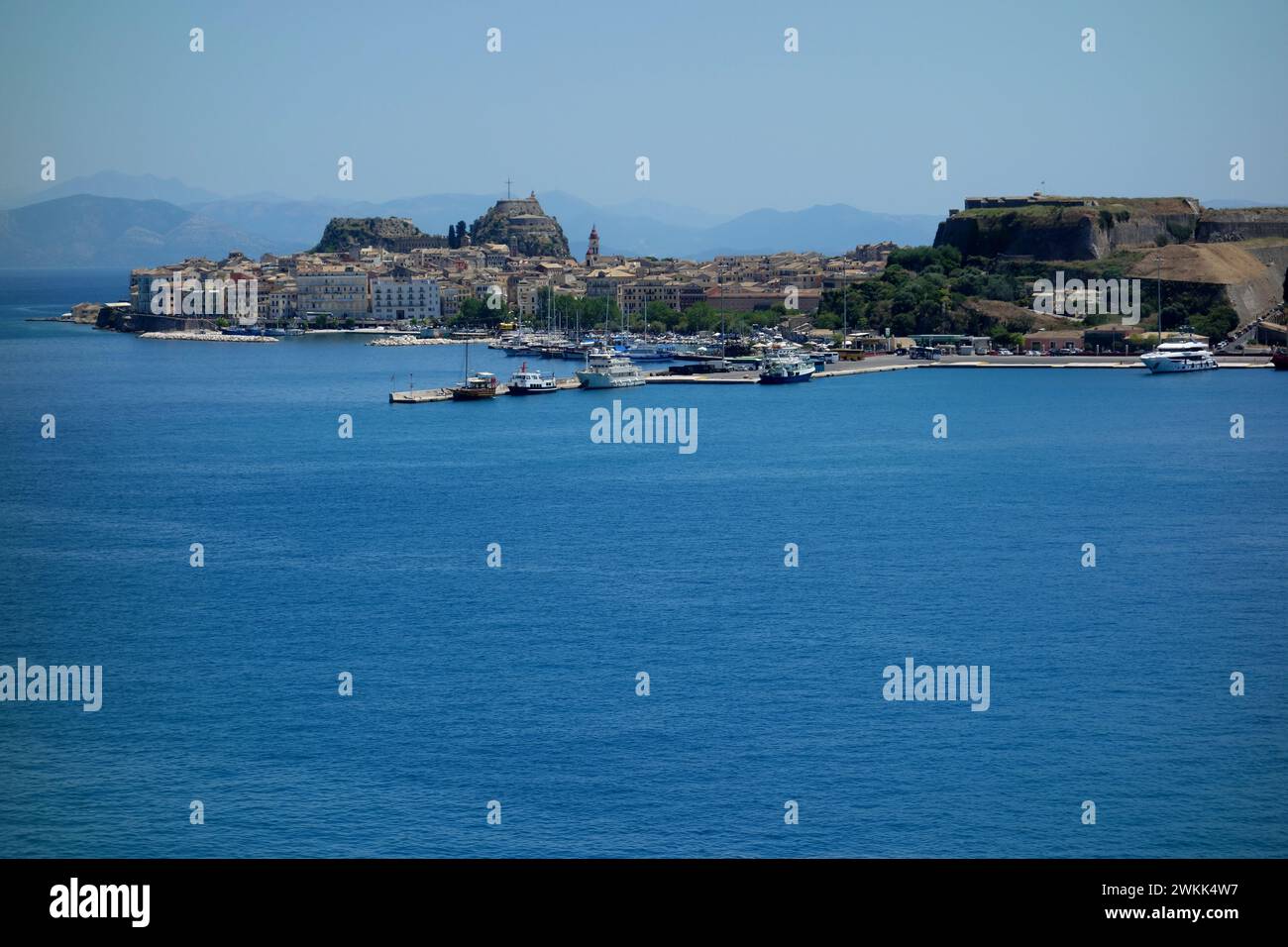 Die alten und neuen Festungen über dem Alten Hafen an der Küste von Korfu Stadt vom Meer, Griechenland, EU. Stockfoto