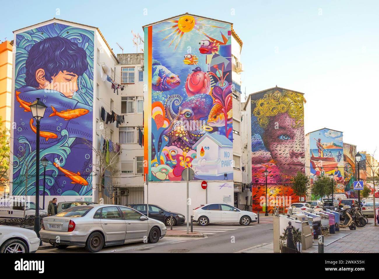 Wandmalereien an den Fassaden von Wohngebieten in Fuengirola, Costa del Sol, Andalusien, Spanien. Stockfoto