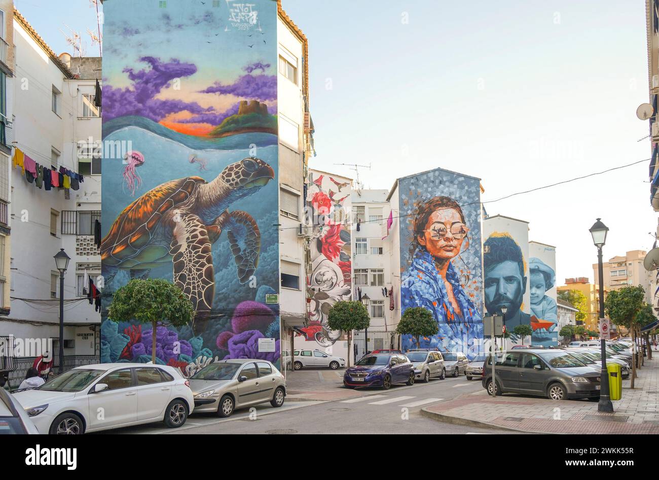 Wandmalereien an den Fassaden von Wohngebieten in Fuengirola, Costa del Sol, Andalusien, Spanien. Stockfoto