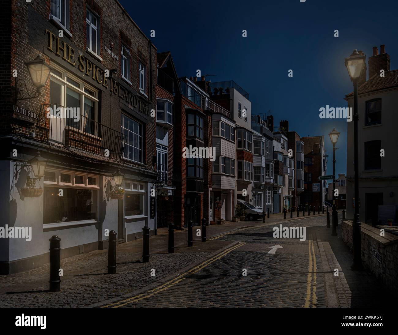 Bath Square, Old Portsmouth am frühen Abend mit Straßenbeleuchtung, die die Kopfsteinpflasterstraße beleuchtet. Stockfoto