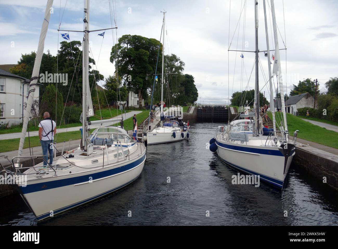 Segelboote/Yachten warten am Loch Gate auf dem Caledonian Canal an der „Neptunes Staircase“ in Corpach nahe Fort William in den Highlands von Schottland. Stockfoto