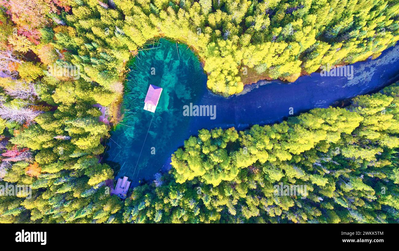 Luftfahrt oben im Herbst Forest und im Serene Lake in Michigan Stockfoto